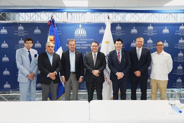 Yayo Sanz Lovatón y el ministro Víctor-Ito Bisonó junto a empresarios y ejecutivos de Industria y Comercio.