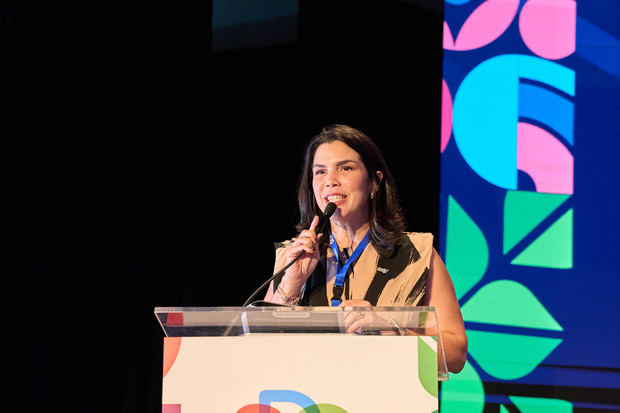 La presidenta de la Asociación de Hoteles de Santo Domingo (AHSD), Yudit García, interviene en el evento.