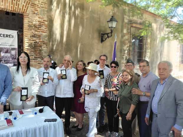 El presidente de Efemérides Patrias luego de hacer entrega de la medalla conmemorativa.