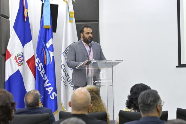 Mijail Peralta habla en la inauguración de la exposición ''Espacio y tiempo'', homenaje a la maestra Ada Balcácer.