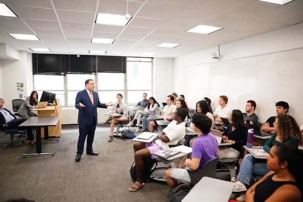 El director general de Aduanas, Yayo Sanz Lovatón, encabezó un conversatorio con estudiantes de la Universidad George Washington.
