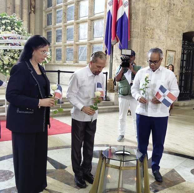 Juan Pablo Uribe, presidente de Efemérides Patrias en actitud de reverencia ante la llama votiva, antes de colocar una rosa.