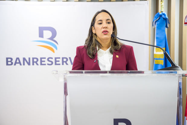 Alieska Díaz, vicepresidenta ejecutiva senior Administrativa de Banreservas, durante su visita a la oficina de representación en Miami, Estados Unidos.