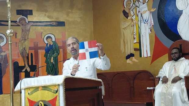 El presidente de Efemérides Patrias se dirige a los presentes y eleva el símbolo de la dominicanidad en la iglesia San Gregorio de Nigua.