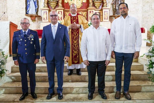 Mayor general piloto Floreal T. Suárez Martínez, comandante general de la Fuerza Aérea de República Dominicana; Igor Rodríguez Durán, director general del IDAC; reverendo padre Milcíades Florentino, párroco de la catedral castrense de Santa Bárbara; Héctor Porcella, presidente de la JAC y Bartolomé Pujals, embajador representante permanente de República Dominicana ante la OACI.