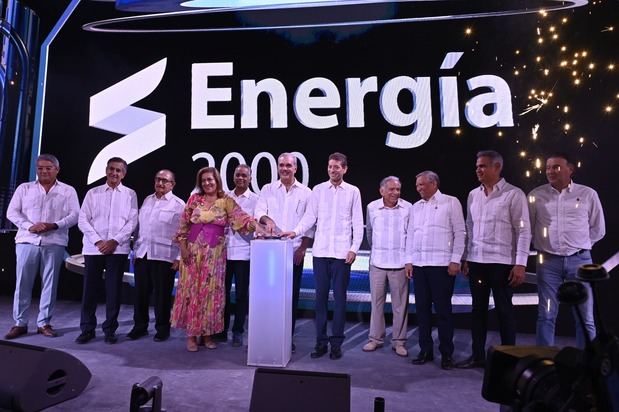 El presidente Luis Abinader, Jaime Santana, presidente de Energía 2000; y Leonardo Aguilera, presidente ejecutivo de Banreservas, junto a funcionarios e inversionistas de la recién inaugurada planta Manzanillo Power Land.