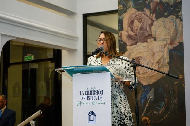 Gladialisa Peralta, gerente del Centro Cultural Banreservas Santiago, habla en la inauguración de la exposición 'Un siglo: la dimensión artística de Minerva Mirabal'.