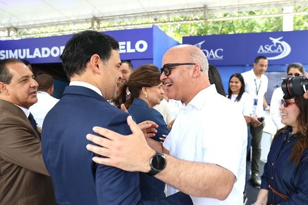 El ministro de Cultura, Roberto Ángel Salcedo y el director general del IDAC, Igor Rodríguez Durán en el stand de la institución durante la Feria Regional del Libro y la Cultura Cibao 2026.