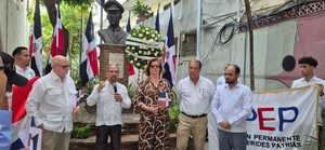 El presidente de Efemérides Patrias dirige las palabras centrales del acto.