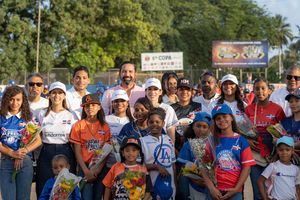 Sabrina Andújar, directora ejecutiva de la Fundación Refidomsa, junto a dirigentes deportivos, entrenadores, niños y niñas durante una de las iniciativas de apoyo al deporte y al desarrollo integral de la niñez promovidas por la institución.