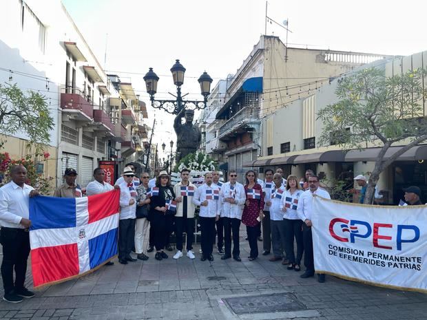Miembros de las fundaciones patrióticas y colaboradores de Efemérides Patrias, junto a los familiares del Coroenl Caamaño.