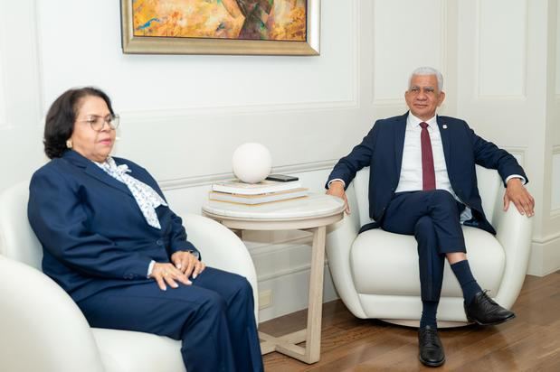 Emma Polanco conversa con  Ricardo de los Santos.