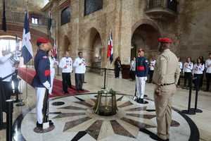 Autoridades civiles y militares entonan las notas del Himno Nacional.