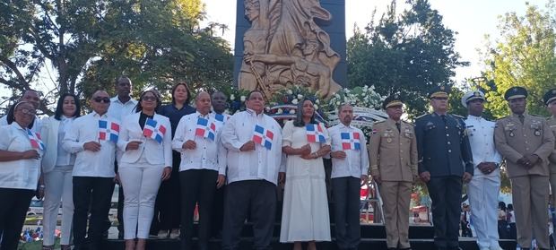 Autoridades civiles y militares luego de hacer el depósito de ofrenda floral.