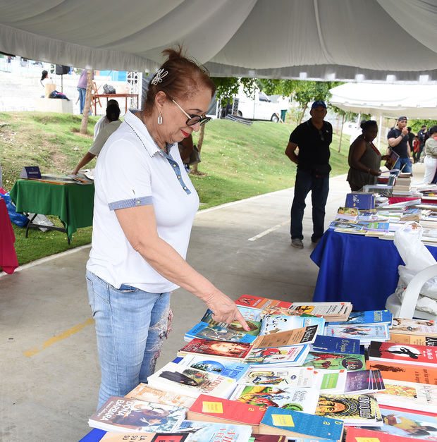 Cristina González mira los libros  ebn Exhibicion.