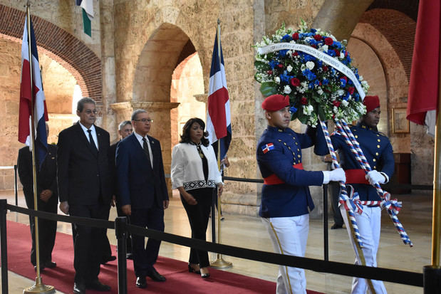 Directivos detrás de la Guardia de Honor.