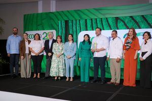 Directivos de Ecored, el ministro de Medioambiente, Paíno Henríquez y expositores del congreso.