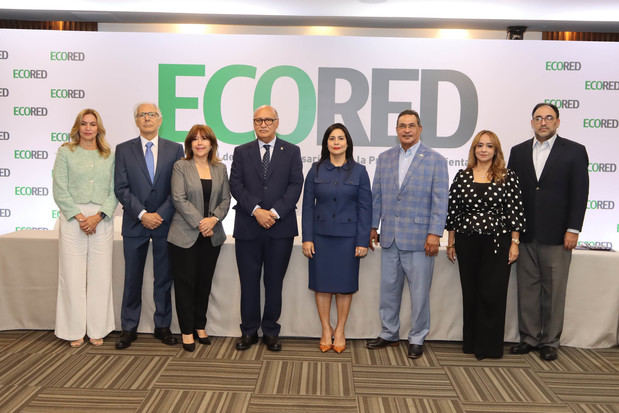 Desde la izquierda, Julissa Báez, directora Ejecutiva de Adocem; José Armenteros, tesorero de Ecored; Kathia Mejía, directora ejecutiva de Ecored; Angelo Viro, presidente de la Aneih; Christy Luciano, presidenta interina de Ecored; Wenceslao Soto, secretario de Ecored; Aguie Lendor, vicepresidenta ejecutiva de Asonahores y Luis Miura, de la Confederación Dominicana de la Micro, Pequeña y Mediana Empresa (Codopyme).