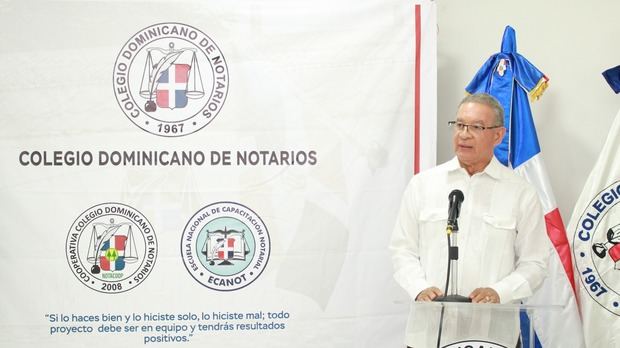 El director de la Ecanot y ex juez del Tribunal Constitucional, doctor Wilson Gómez Ramírez, interviene en el acto.