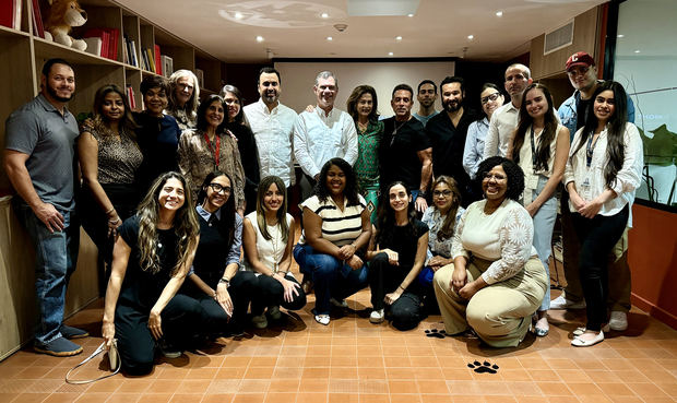  Ejecutivos y miembros de los equipos de Ogilvy, AMC y Santo Domingo Motors.