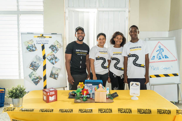 Estudiantes del programa Juventud en Tránsito, de la comunidad La Guáyiga, Pedro Brand.