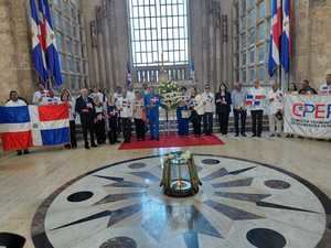 Familiares de Caamaño junto a colaboradores de Efemérides Patrias y miembros de las Fundaciones Patrióticas.