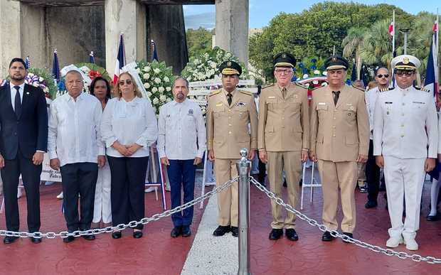 Juan Pablo Uribe, al centro, encabeza el acto en el Monumento a los Constituyentes.