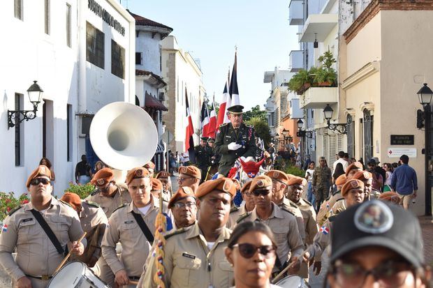 La banda de música del Ejército Nacional desfila por vías de la Zona Colonial.