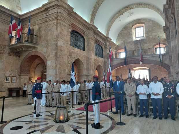 La misa contó con la presencia de personalidades y oficiales de los cuerpos castrenses.