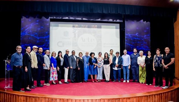 Verónica Sención y Luis Martínez Guzmán junto a los artistas que participan en esta colectiva.