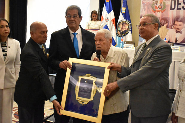 El artista Fernando Casado recibe un reconocimiento de los directivos del Instituto Duartiano Wilson Gómez Ramírez, Jacinto Pichardo, Eduardo Gautreau de Wind y Carmen Herrera.