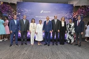 El presidente ejecutivo del Banco de Reservas, doctor Leonardo Aguilera; y su esposa Carmen Alicia Quijano de Aguilera, presidenta del Voluntariado Banreservas, junto a miembros del Consejo de Directores de la entidad financiera.