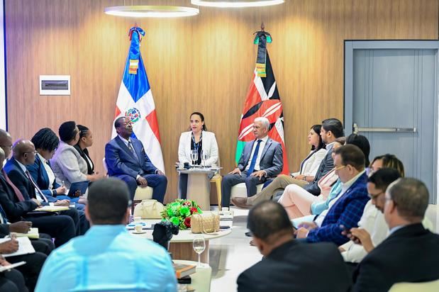 Durante encuentro con canciller keniano, presidente del Senado externa preocupación por la crisis migratoria haitiana.