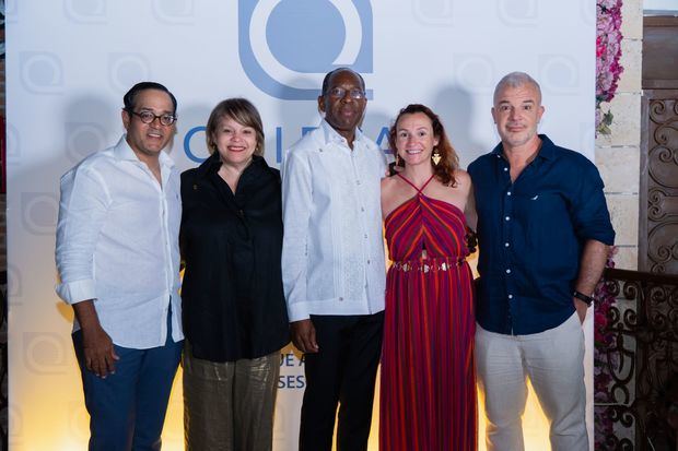 De izquierda a derecha, José A. Quiroz, Socio Director de QA LEGAL; Yudith Castillo, Directora Legal de Grupo Punta Cana; Carlos Peguero, Viceministro de Turismo para la Cooperación Internacional; Alicia Gomez Alapont, Directora de AsuntosJurídicos y Estándares Internacionales de ONU TURISMO; y Julio Facal, Coordinador Académico del Observatorio del Derecho del Turismo ALC.