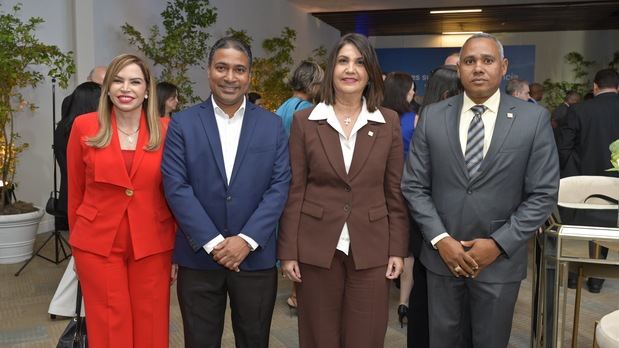 Linda Valette, Ángel Laureano, Ana Pou de Castro y Juan Raúl Restituyo, en el acto de lanzamiento de ¡Somos invencibles!