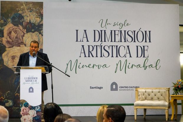 Manuel Tavárez Mirabal, presidente de la Fundación Hermanas Mirabal, habla en la exposición “Un siglo: la dimensión artística de Minerva Mirabal”, en el Centro Cultural Banreservas Santiago.