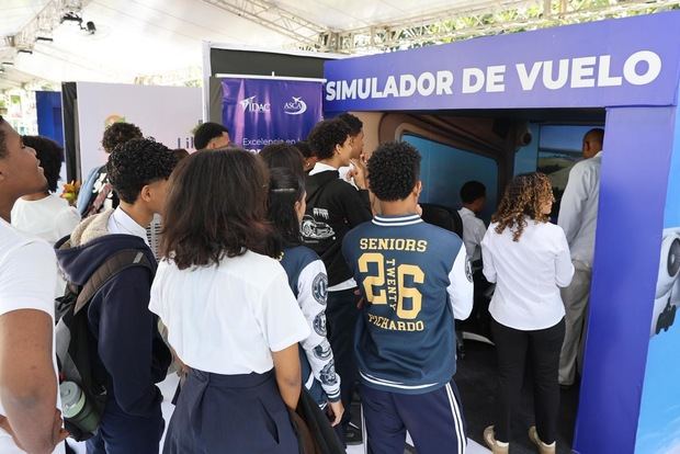 Estudiantes visitan el stand del IDAC en la Feria Regional del Libro y la Cultura y viven la experiencia del Simulador de Vuelo.