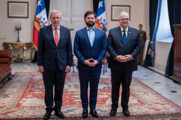 Embajador dominicano  presenta Cartas Credenciales ante presidente de Chile