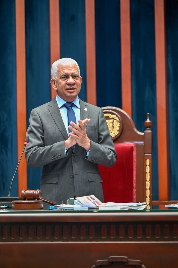  Ricardo de los Santos, presidente del Senado, recordó que la Cámara Alta, al convertirse en Comisión General, .