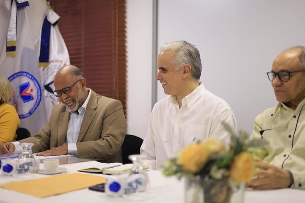 Ministro Luis Miguel Decamps se reune con  ADP.