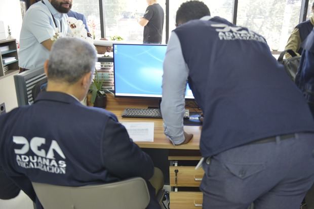 Aduanas fiscaliza tienda por departamentos de origen chino de la avenida Luperón