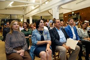 Parte del público presente en la inauguración de la exposición “Un siglo: la dimensión artística de Minerva Mirabal”.