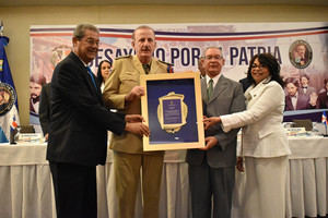 El general Kalil Haché Malkún, recibe en nombre de la Unidad de Caballería De Sangre del Ejército, una placa de reconocimiento de manos de Wilson Gómez Ramírez, Jacinto Pichardo y Rafael Mesa, directivos del Instituto Duartiano.