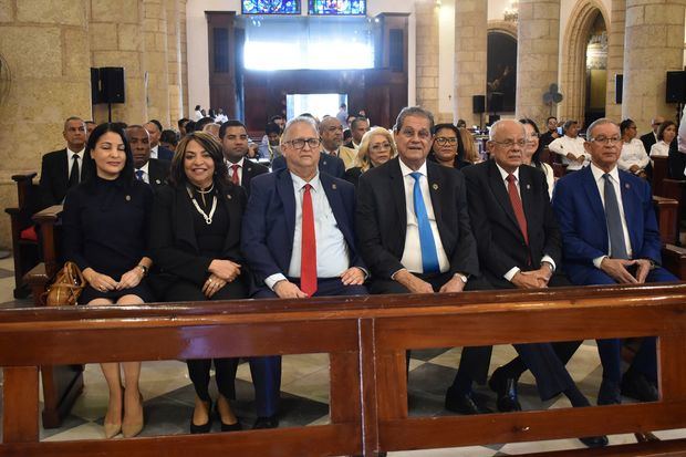 Directivos del Instituto Duartiano durante el oficio religioso.
