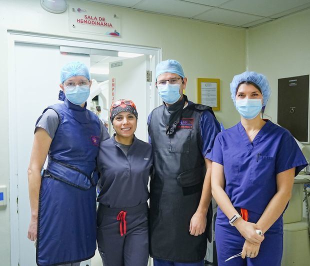 Dra. Eliany Mejía, cardióloga electrofisióloga, acompañada de equipo de médicos, luego de la jornada regálame un latido