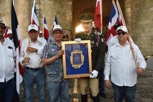 El presidente del Instituto Duartiano, Wilson Gómez Ramírez, y otros directivos de ese organismo entregan un reconocimiento al general Martín Haché Acta, en representación de la Unidad de Caballería del Ejército Nacional.