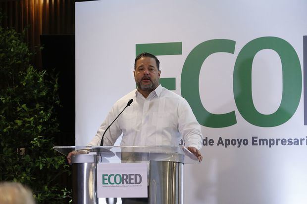 El ministro de Medio Ambiente, Paíno Henríquez, expone ante los miembros de Ecored.