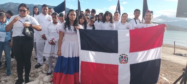 Estudiantes se hicieron presente en el acto patriótico.