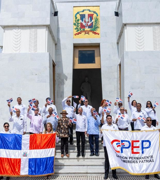 Juan Pablo Uribe junto a colaboradores de la institución en las escalinatas del Altar de la Patria.