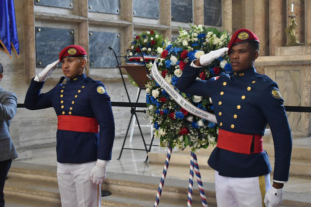 Militares rinden honores.